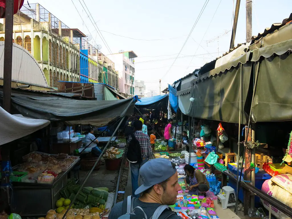 Zu Fuß durch den Mae Klong Market