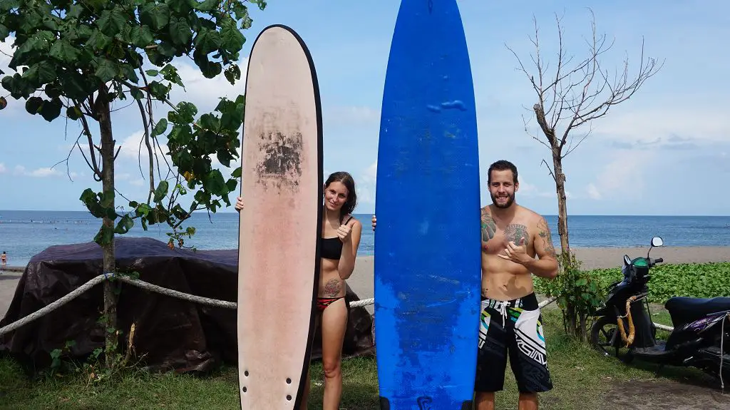 Wir beim Surfen in Canggu Bali