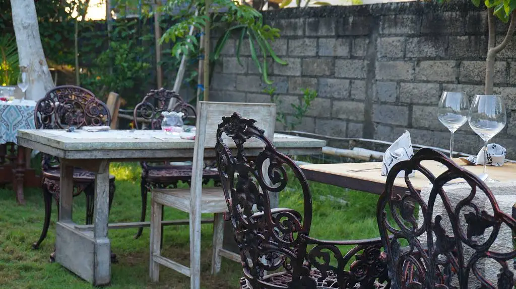 Essensbereich im Warung Dandelion in Canggu auf Bali