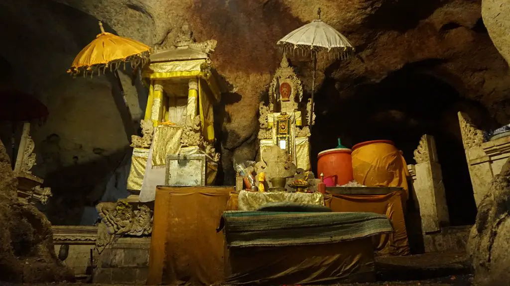 Altare im Höhlentempel Gora Giri Putri Cave auf Nusa Penida