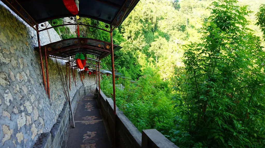 Der Ausgang und Treppenabgang der Höhle Gora Giri Putri Cave