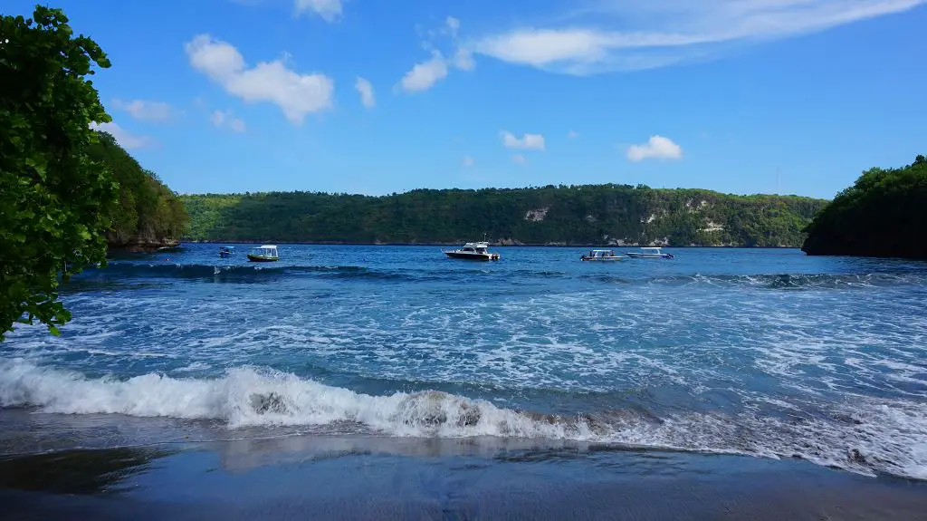 Der Strand und das Meer mit Schnorchelbooten aufNusa Penida