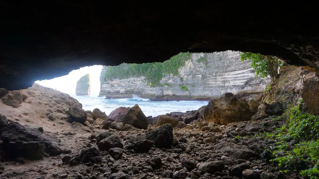 Der Höhlendurchgang vom Tembeling Forest zum Strand auf Nusa Penida