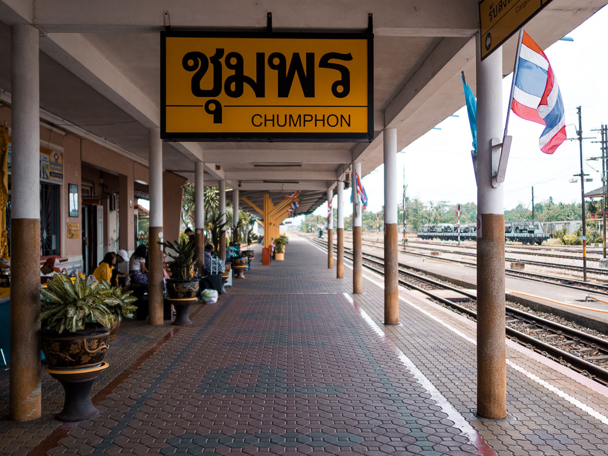 Zug Tickets am Bahnhof in Thailand kaufen