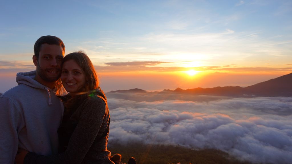 Wir beim Sonnenaufgang auf dem Mount Batur auf Bali.