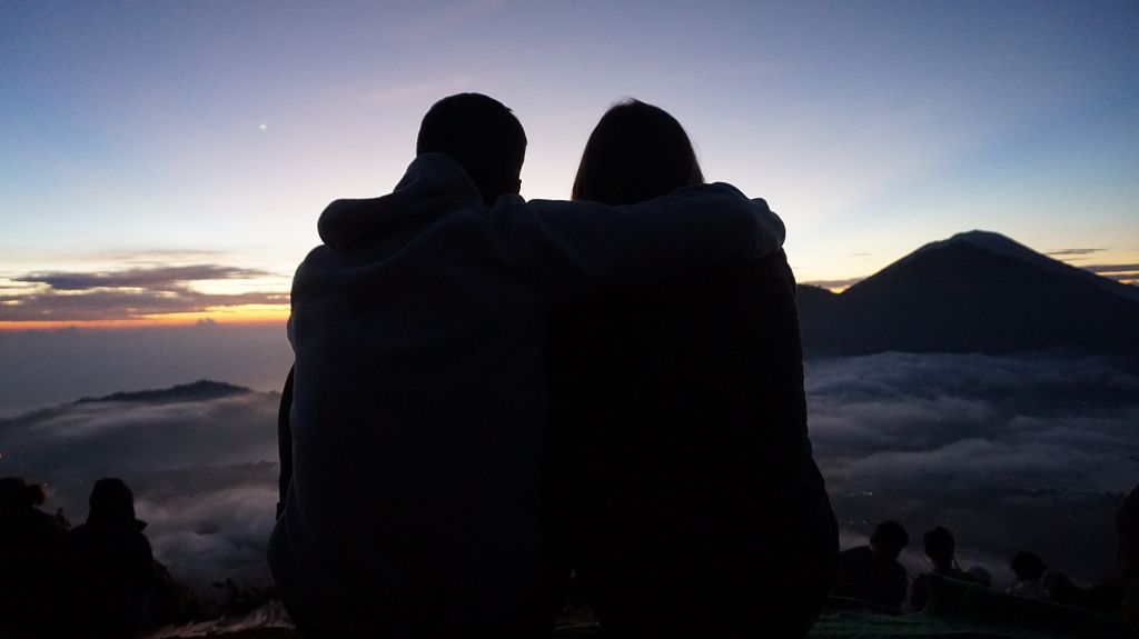 Wir beim Sonnenaufgang auf dem Batur Vulkan