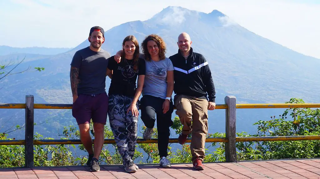 Wir mit Freunden und im Hintergrund der Mount Batur