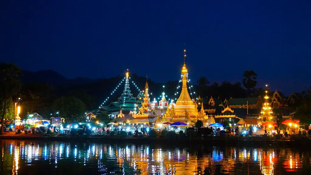 Der Chong Kham Tempel bei Nacht
