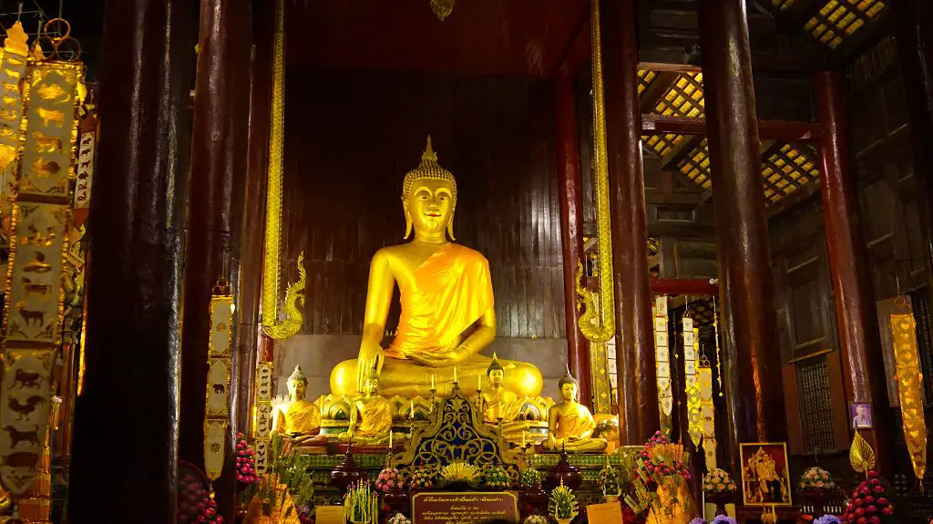 Goldener Buddha im Wat Phan Tao