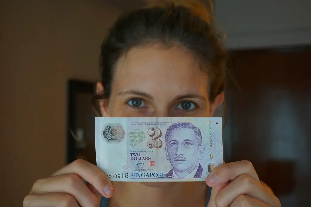 Sara und ein Singapur Dollar