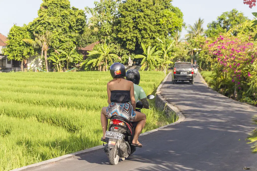 Wir beim Roller fahren in Bali