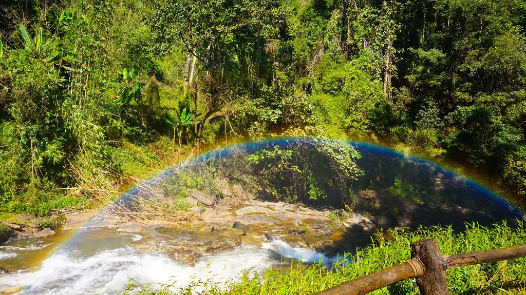 Regenbogen am Watchirathan Wasserfall