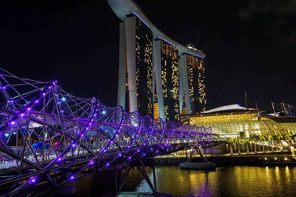 Singapur Sightseeing: Die Helix Bridge und das Marina Bay Hotel