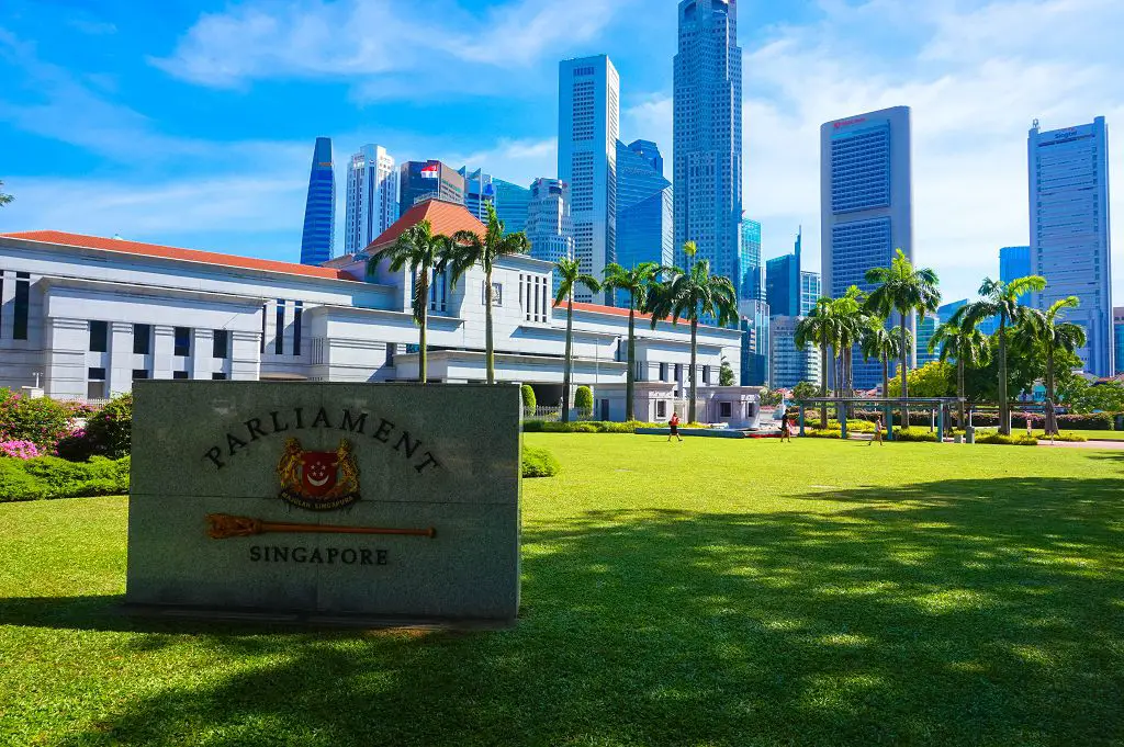 Das Singapur Parliament und die Skyline im Hintergrund
