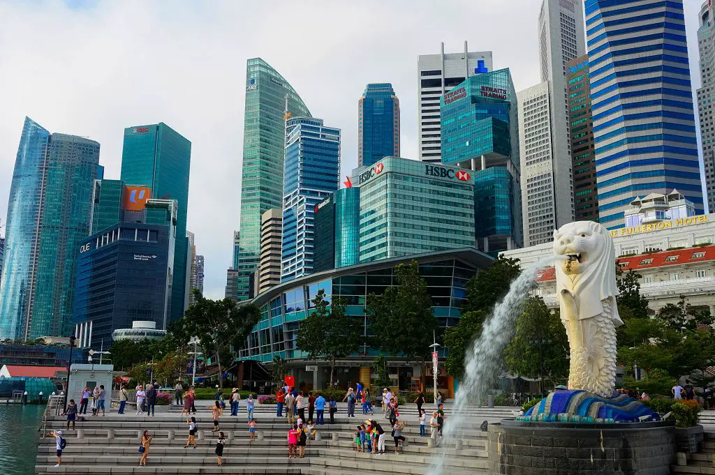 Das Wahrzeichen Merlion und die Singapur Skyline