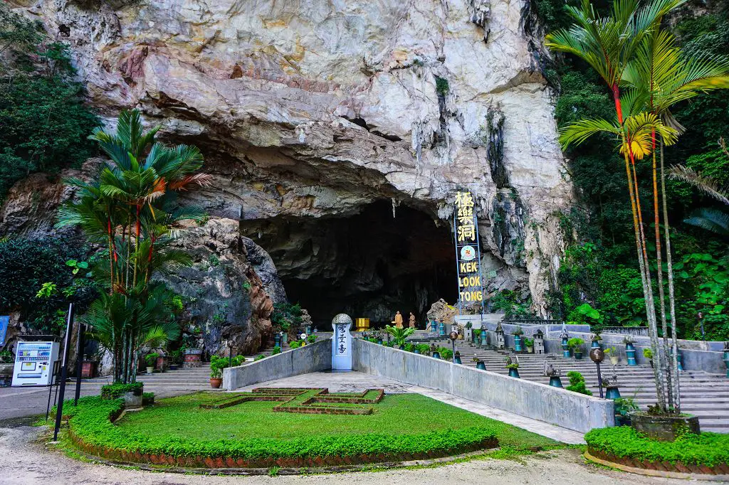 Die Kek Look Tong Cave von außen