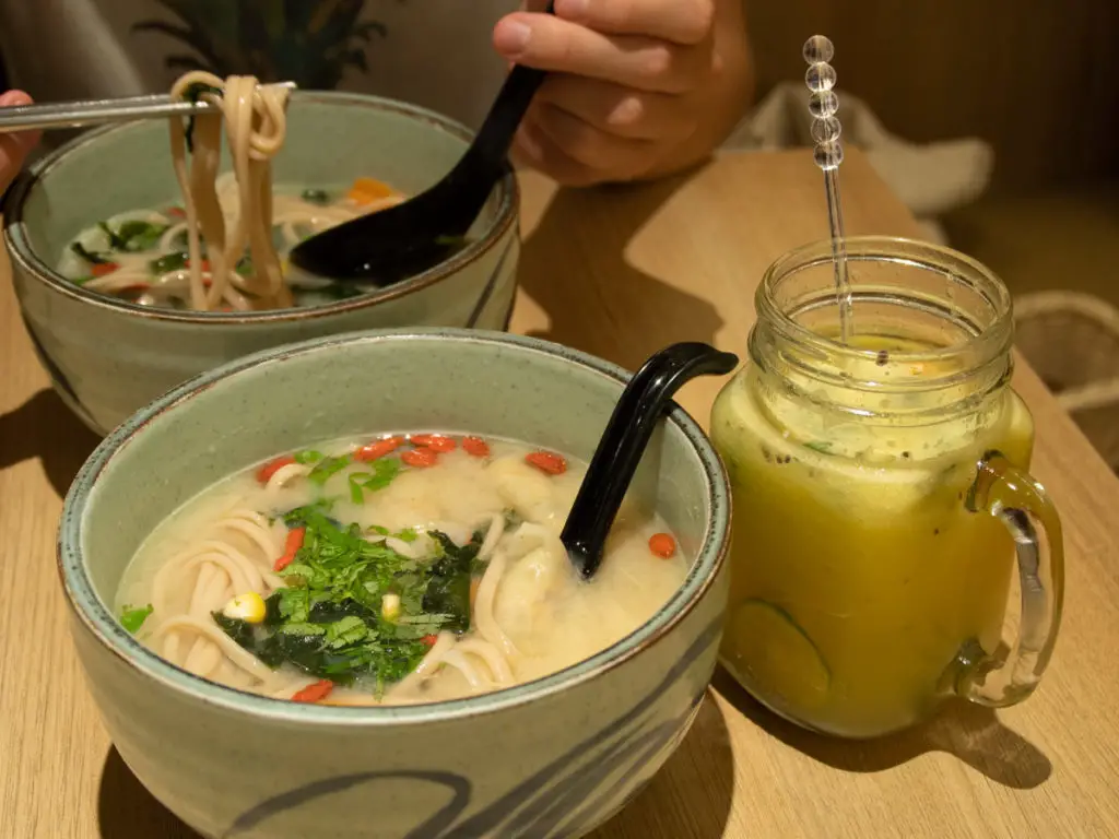Miso Ramen Suppe im The Simple Life Vegetarian Restaurant