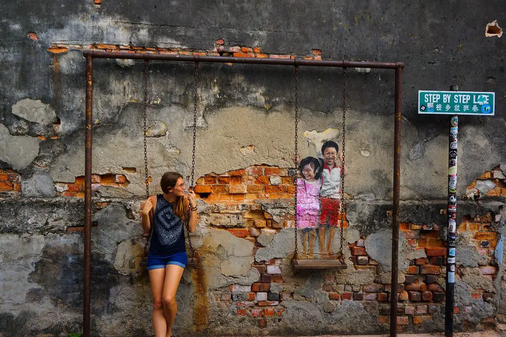 Sara mit Streetart in Penang