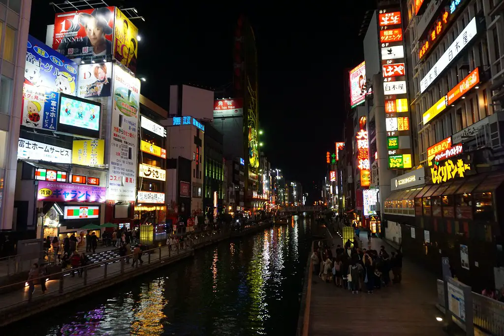 Dotonbori River in Osaka bei Nacht