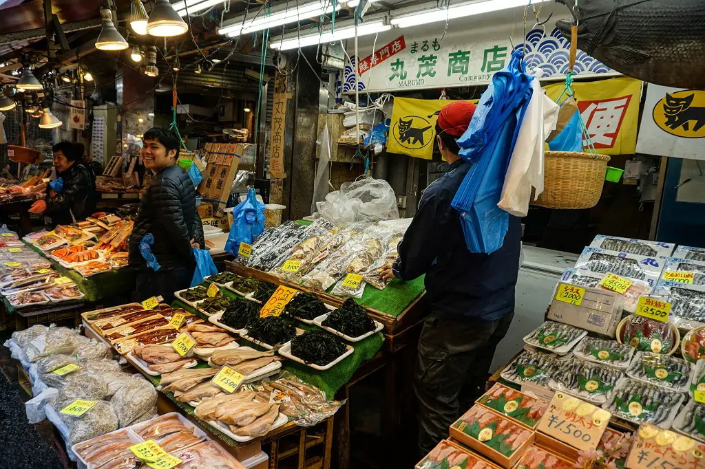 Lebensmittelstand im Ameya Yokocho Markt