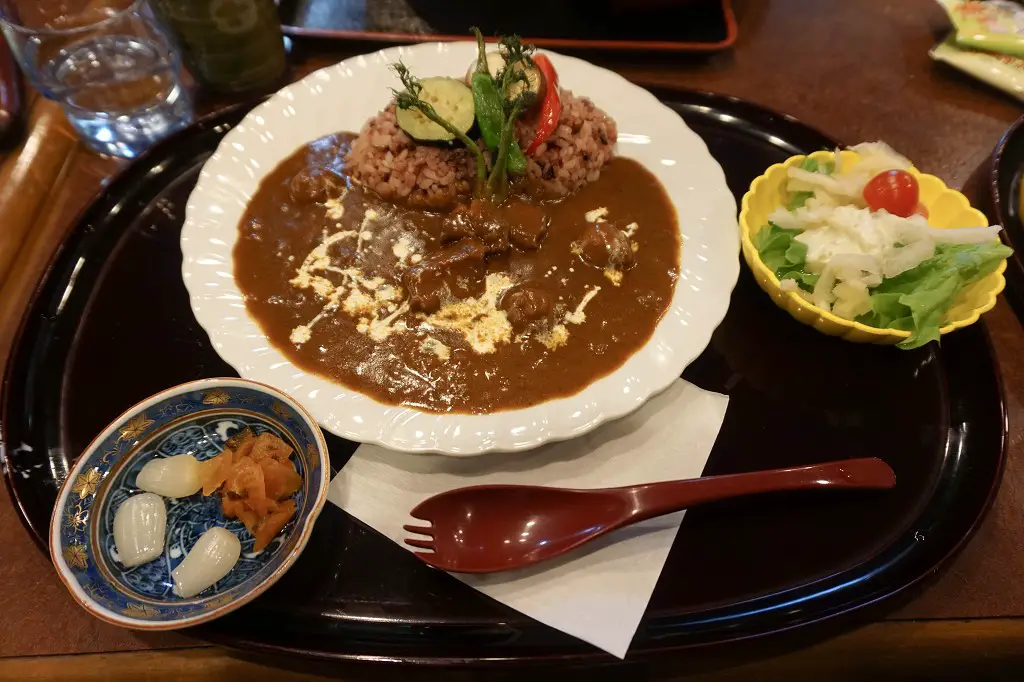 Curry mit Reis und Suppe