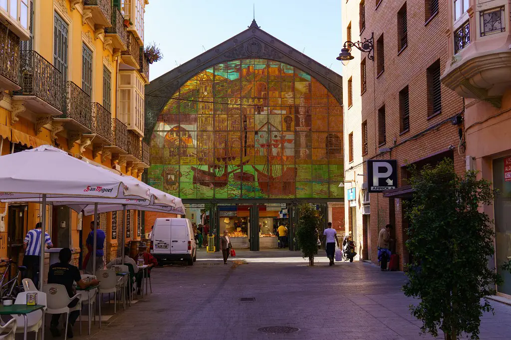 Malaga Sehenswürdigkeiten: Der wunderschöne Stadtmarkt von außen