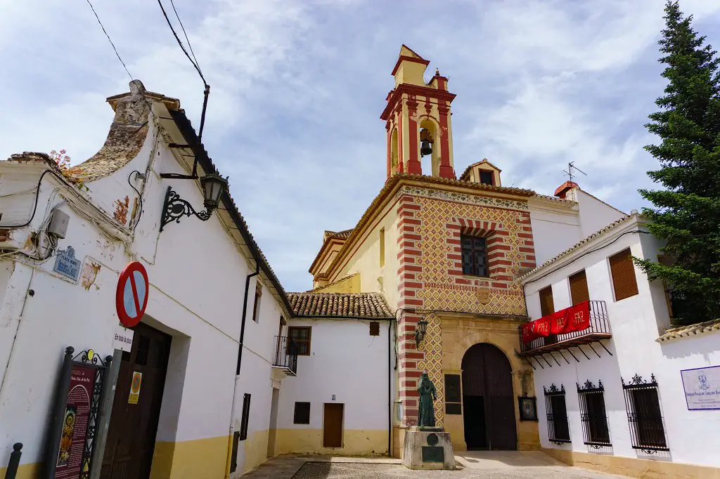Weiße Häuser und eine weitere Kirche in Ronda Altstadt