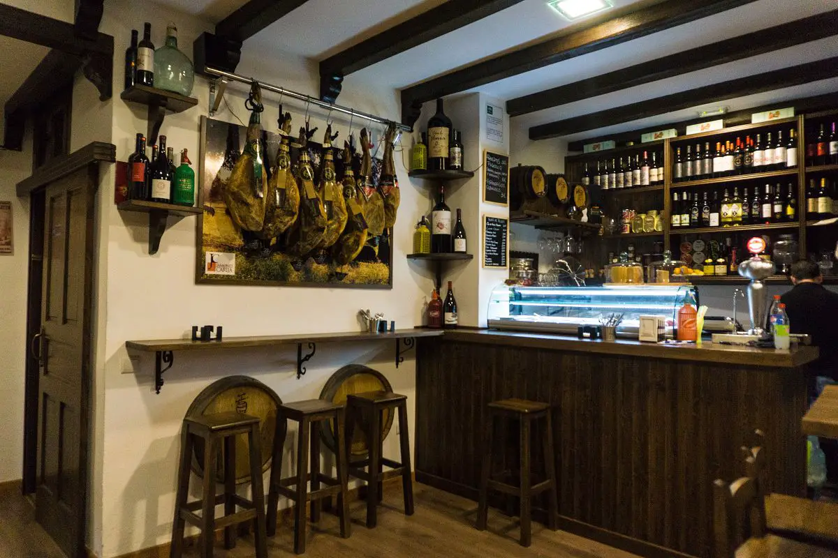 Der kleine Weinladen Tabanco los Arcos von Innen