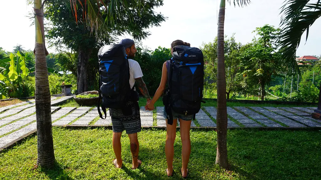 Wir mit unseren Backpacks in Bali Indonesien