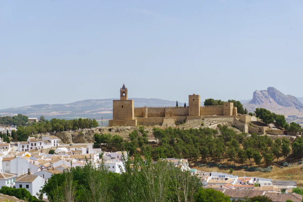 Die Alcazaba in Antequera aus der Ferne
