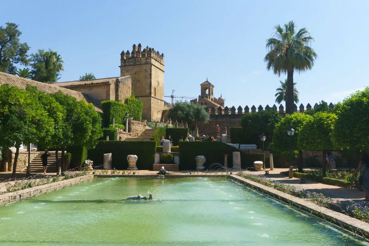 Ein Blick auf den Turm, den Garten und die Mauer der Alcazar Cordoba Andalusien