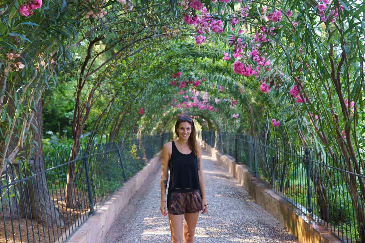 Sara in den Gärten der Alhambra Granada