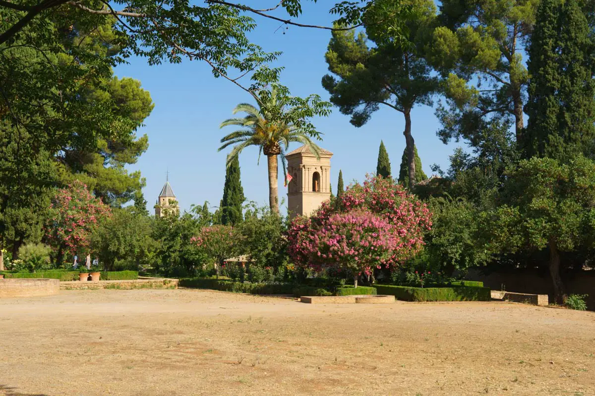 Kirchturm, Pflanzen und Bäume in der Alhambra Granada Anlage
