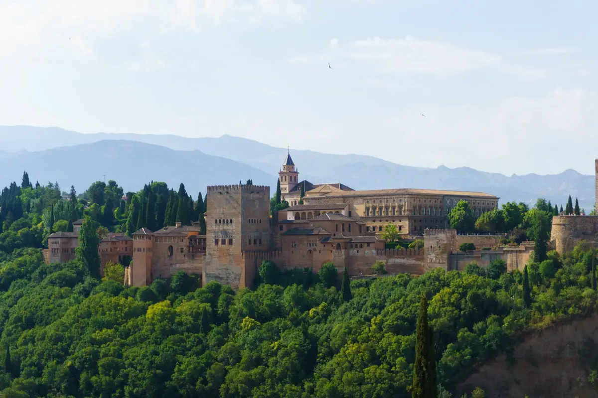 Die beliebteste Sehenswürdigkeit in Europa Alhambra Granada aus der Ferne