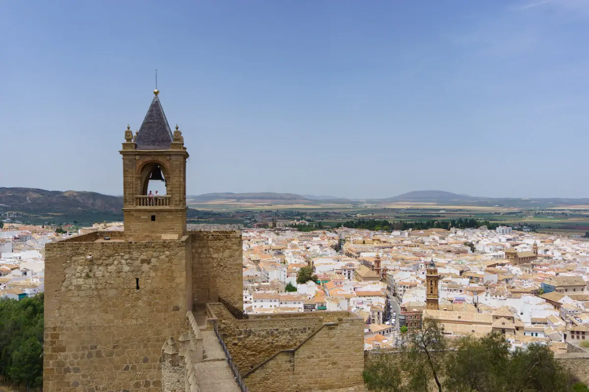 Auf den Mauern der Alcazaba mit Aussicht auf Antequera