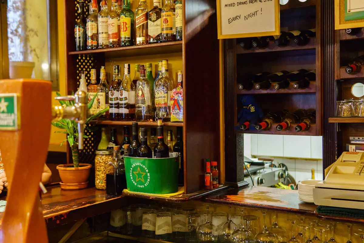 Die Bar in der Bar Poe Granada Restaurant Tipp