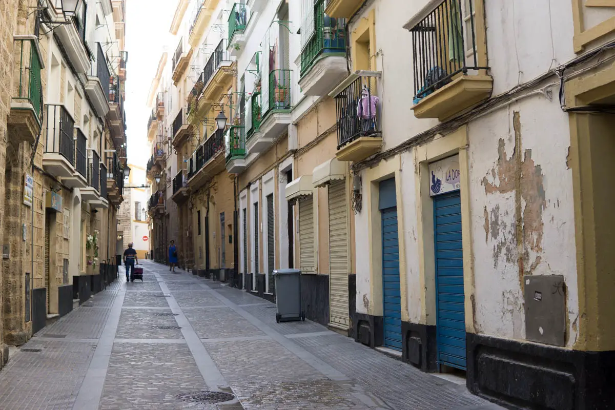 Gasse in der Altstadt von Cadiz Spanien