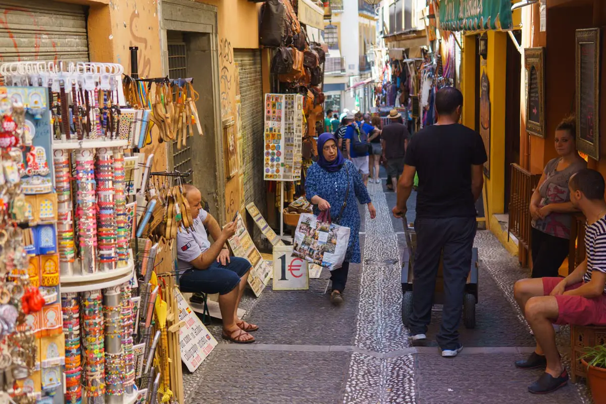 Granada Tipp: Geschäfte, Menschen und Stände in der Calle Caldereria Nueva