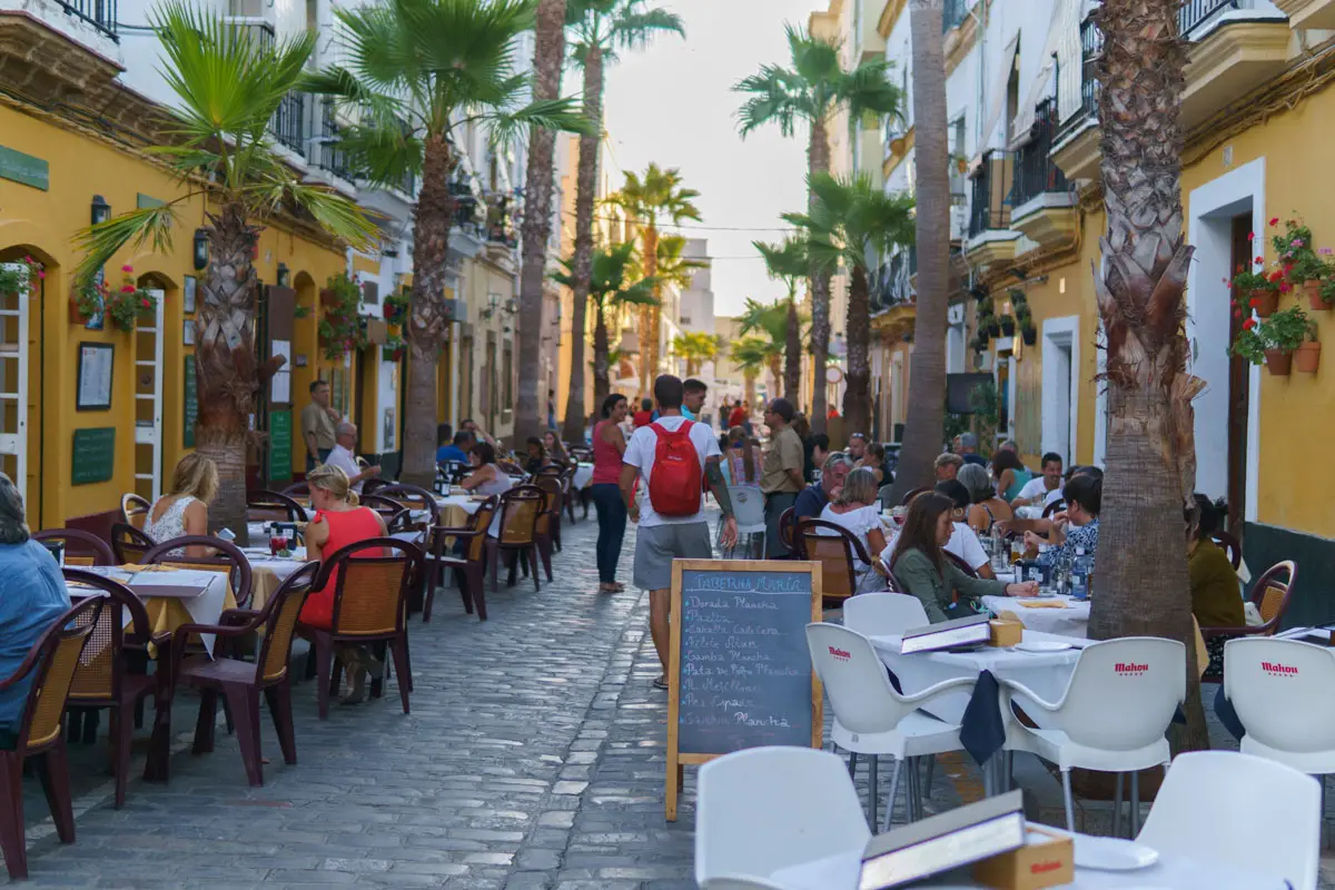 Die gut befüllten Restaurants in der Calle Virgen de la Palma Straße