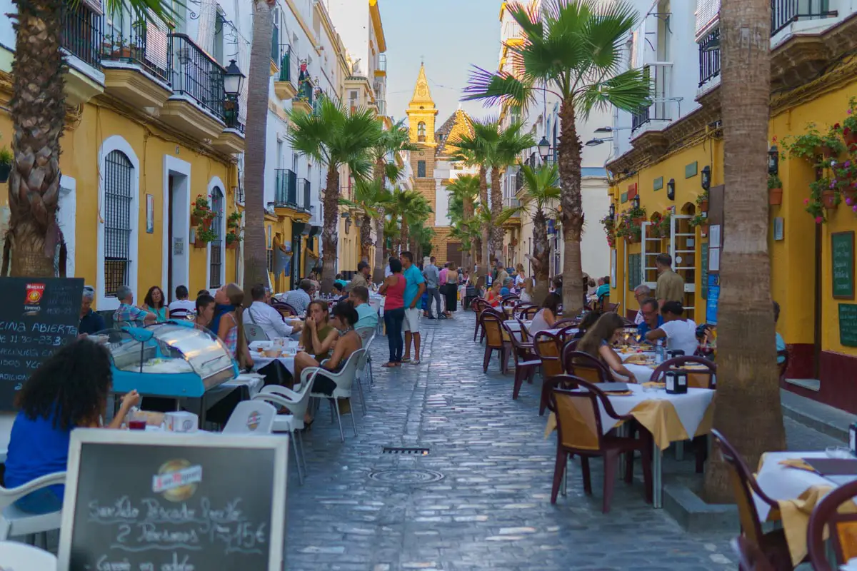 Die Straße Calle Virgen de la Palma ist voll von Restaurants und Bars