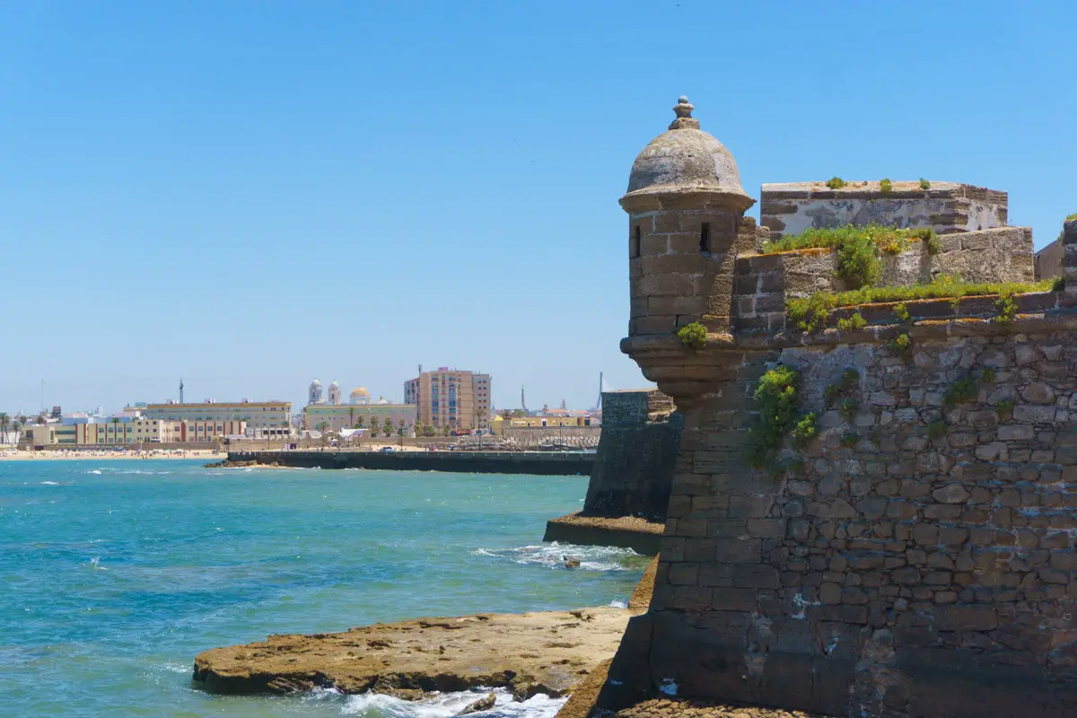 Die Mauer des Castillo de San Sebastian und die Aussicht auf Cadiz Spanien