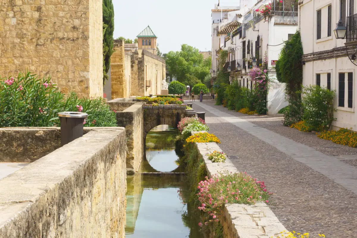 Die Stadtmauer und der kleine Fluss in der Calle de Cairuán