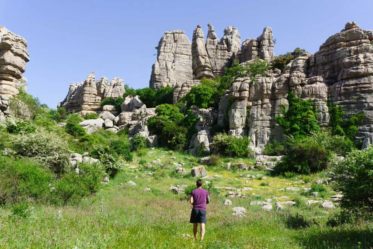 Marco im El Torcal Naturpark mit wunderschöner Sicht auf die Felsen und die Natur