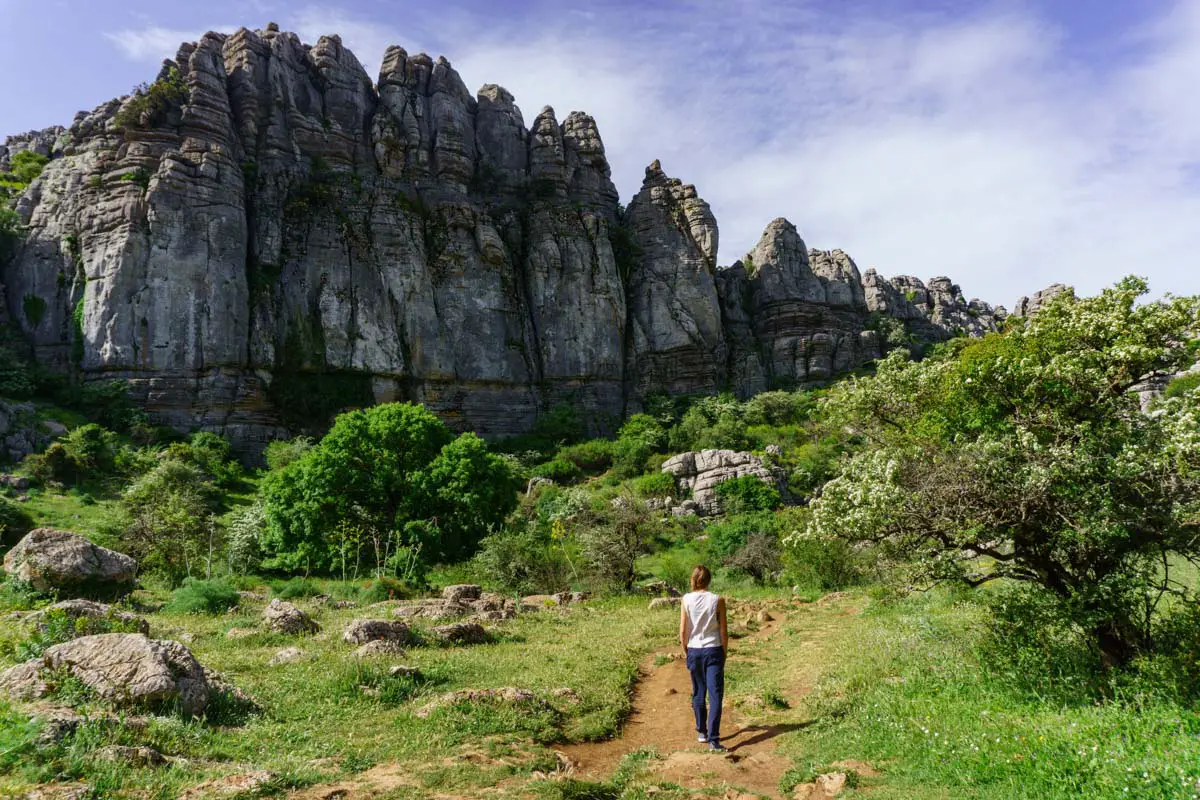 Sara im El Torcal Naturpark mit wunderschöner Sicht auf die Felsen und die Natur