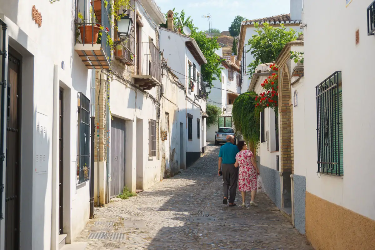 Eine Straße im Albaicin Viertel Granada Spanien