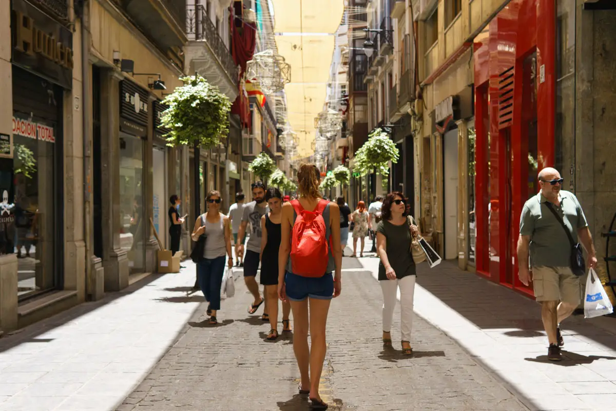 Granada Reisebericht: Die Einkaufsstraße Calle de los Mesones