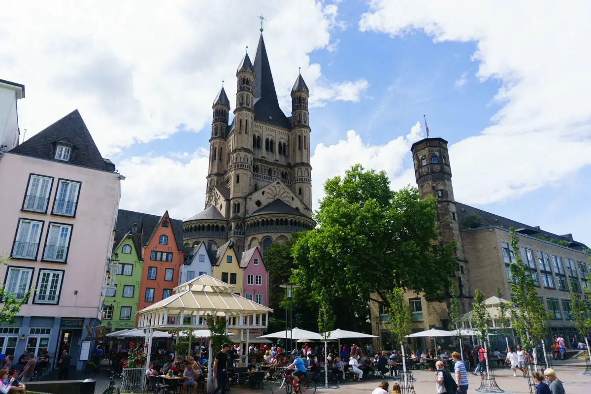 Bunte Häuser und eine wunderschöne Kirche im Kölner Altstadt Stadtteil