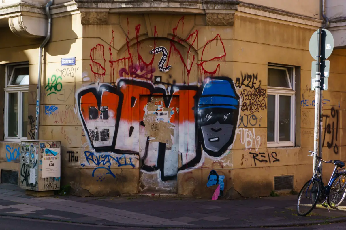 Graffiti an einer Hauswand im Kölner Stadtteil Ehrenfeld