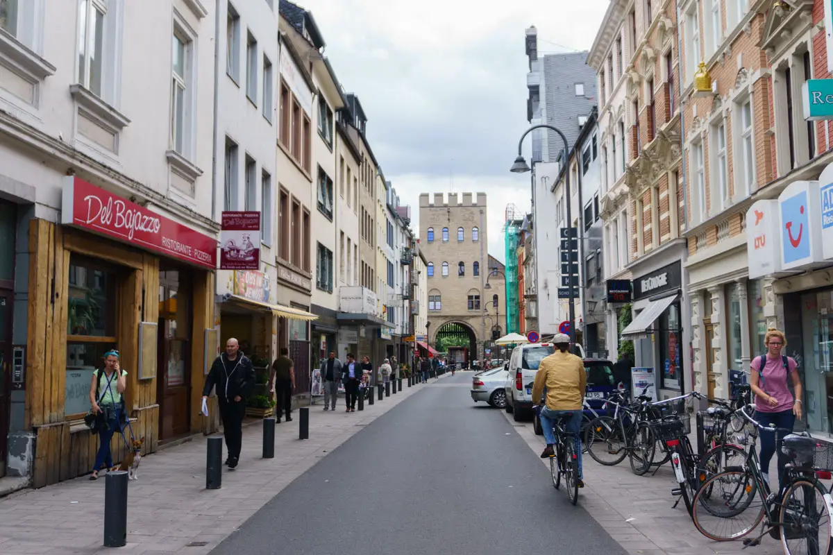 Köln Stadtteil: Straße mit Läden und Restaurants im Severinsviertel