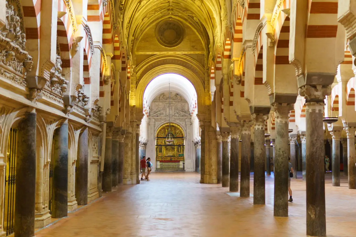Die wunderschönen Torbögen in einem Gang der Mezquita Cordoba